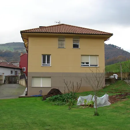 Vivienda Vacacional La Llomba * La Robellada de Onis